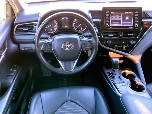Used 2022 Toyota Camry SE image 5