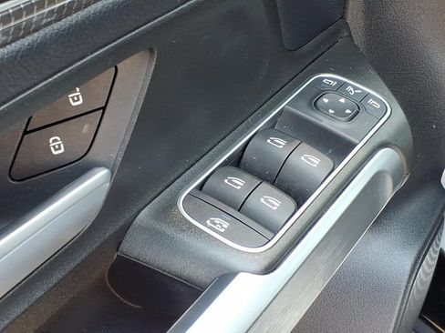 Used 2021 Mercedes-Benz GLB 250 4MATIC image 12