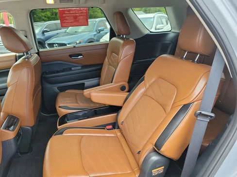 Used 2024 Nissan Pathfinder Platinum image 13
