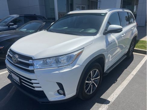 Certified 2017 Toyota Highlander XLE AWD/4WD image 2