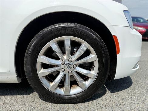 Used 2019 Chrysler 300 Limited AWD/4WD image 11