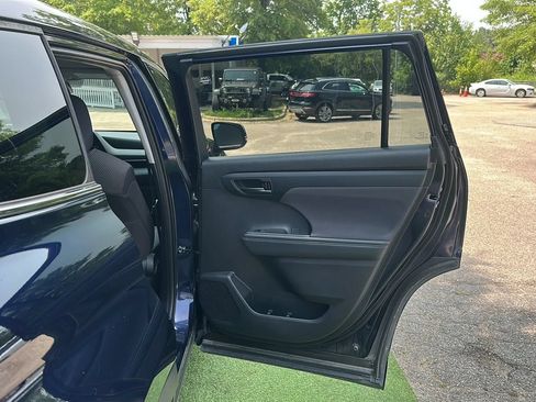 Used 2021 Toyota Highlander LE FWD image 24