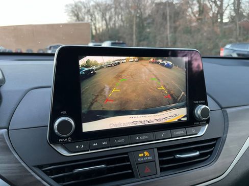 Used 2025 Nissan Altima 2.5 SV image 17