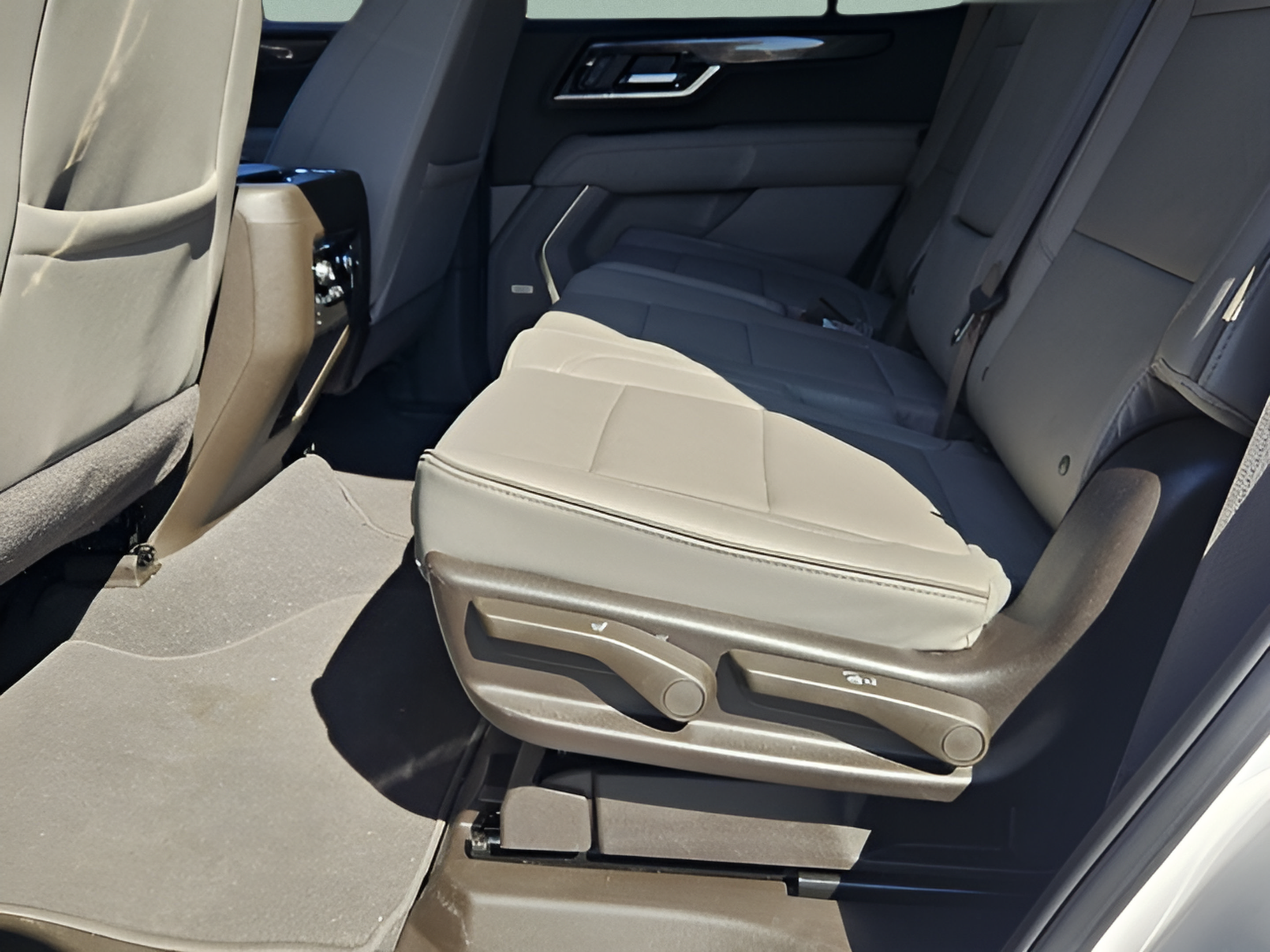 Used 2025 GMC Yukon Elevation AWD/4WD image 10