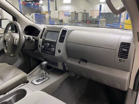 Used 2020 Nissan Frontier SV image 14