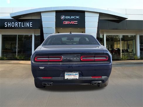 Used 2016 Dodge Challenger SXT image 4