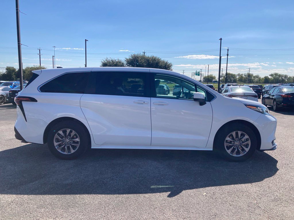 Used 2025 Toyota Sienna LE FWD image 4