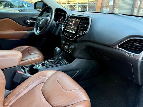 Used 2019 Jeep Cherokee Overland w/ Technology Group image 12