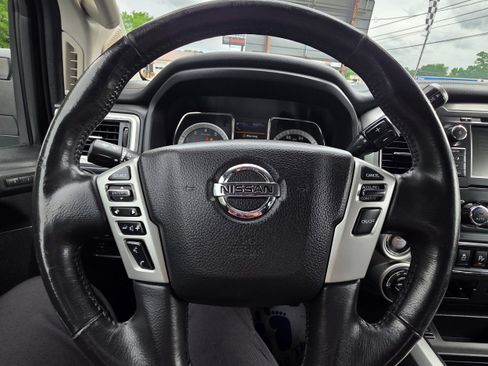 Used 2019 Nissan Titan SL w/ Off-Road Package AWD/4WD image 9