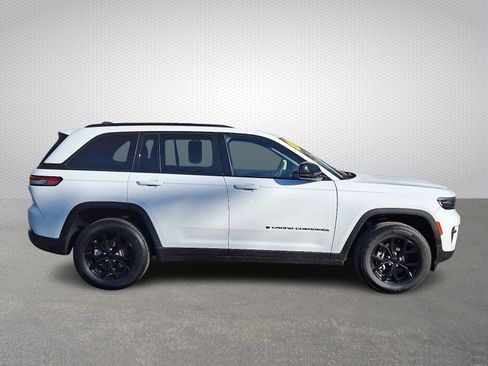 Certified 2024 Jeep Grand Cherokee Altitude image 7