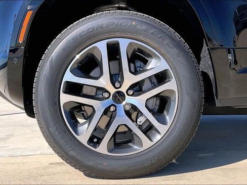 New 2026 Land Rover Defender 110 X-Dynamic SE image 15