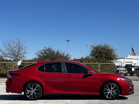 Used 2023 Toyota Camry SE image 3