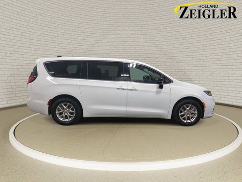 Used 2024 Chrysler Pacifica Touring-L image 4