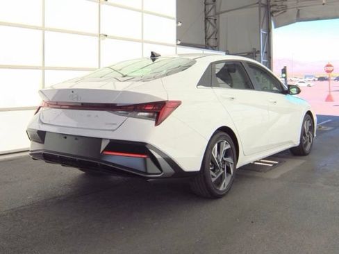 Certified 2025 Hyundai Elantra Limited FWD image 5