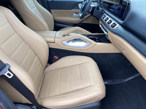 Used 2024 Mercedes-Benz GLS 450 4MATIC image 11