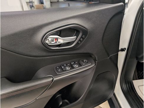Used 2019 Jeep Cherokee Trailhawk AWD/4WD image 9
