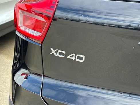 Used 2022 Volvo XC40 T5 Momentum image 30