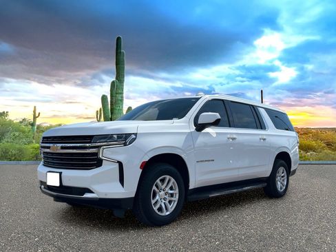 Used 2022 Chevrolet Suburban LT RWD image 2