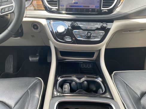 Used 2023 Chrysler Pacifica Limited FWD image 18