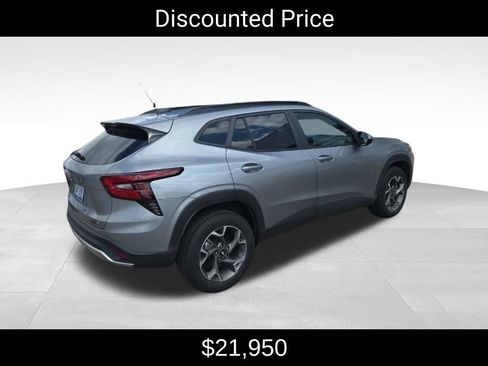 Used 2024 Chevrolet Trax LT w/ Driver Confidence Package FWD image 3