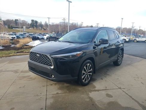 Used 2023 Toyota Corolla Cross XLE image 3