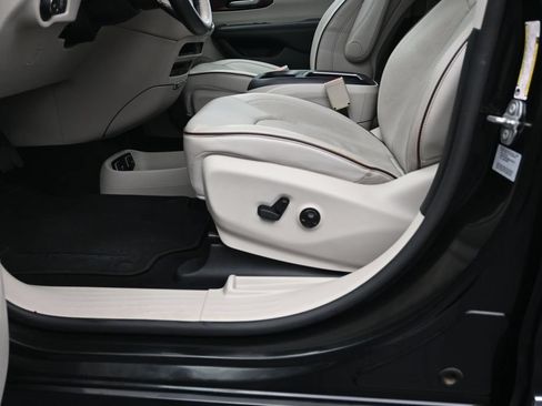 Used 2017 Chrysler Pacifica Limited w/ UConnect Theater Package FWD image 21