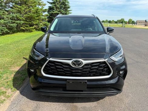 Used 2021 Toyota Highlander XLE AWD/4WD image 4