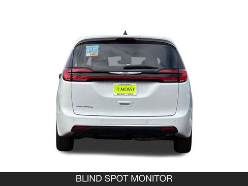 Used 2023 Chrysler Pacifica Touring-L FWD image 10