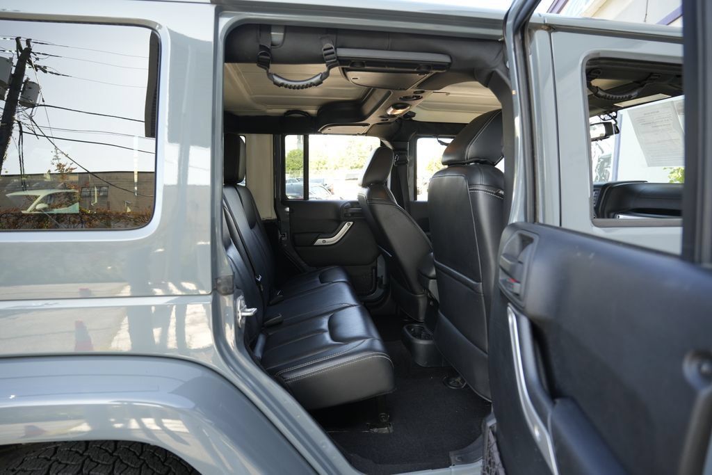 Used 2015 Jeep Wrangler Unlimited Sahara w/ Connectivity Group AWD/4WD image 34