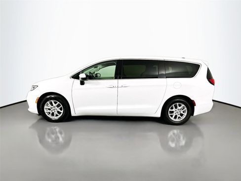 Used 2023 Chrysler Pacifica Touring-L FWD image 8