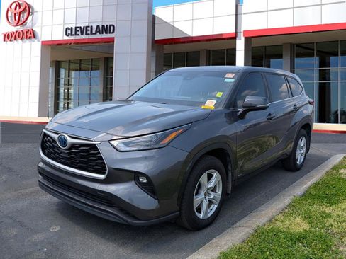 Used 2024 Toyota Highlander LE image 3