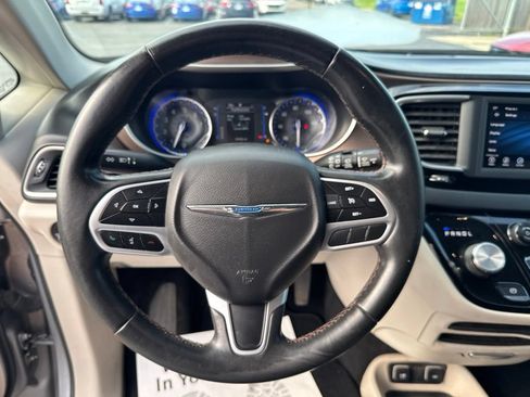 Used 2018 Chrysler Pacifica Touring-L FWD image 12