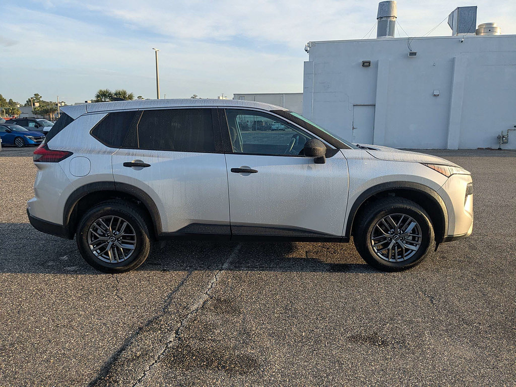 Used 2024 Nissan Rogue S AWD/4WD image 3
