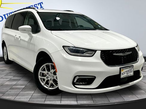 Used 2022 Chrysler Pacifica Touring-L FWD image 3