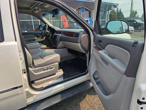 Used 2010 Chevrolet Tahoe LTZ AWD/4WD image 12