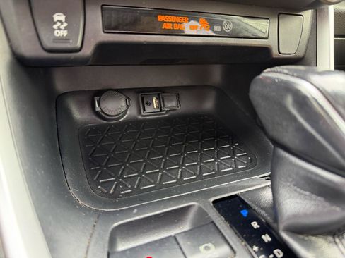 Used 2019 Toyota RAV4 XLE Premium FWD image 37