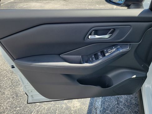 Certified 2025 Nissan Rogue SV FWD image 10