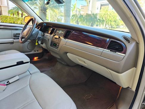 Used 2003 Lincoln Town Car Cartier image 97