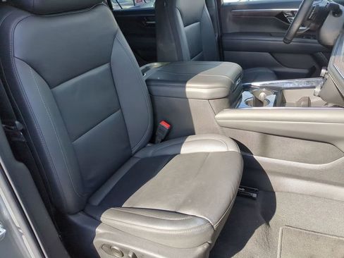 Used 2025 Chevrolet Suburban Z71 image 32