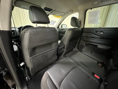 Used 2025 Nissan Pathfinder SL AWD/4WD image 25