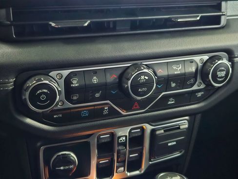 Used 2024 Jeep Wrangler Unlimited Sahara image 23