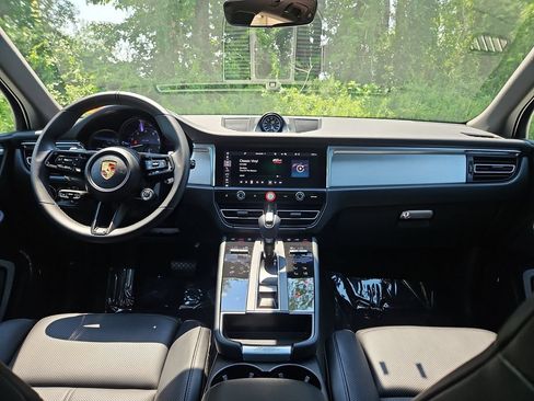 Certified 2026 Porsche Macan AWD/4WD image 12