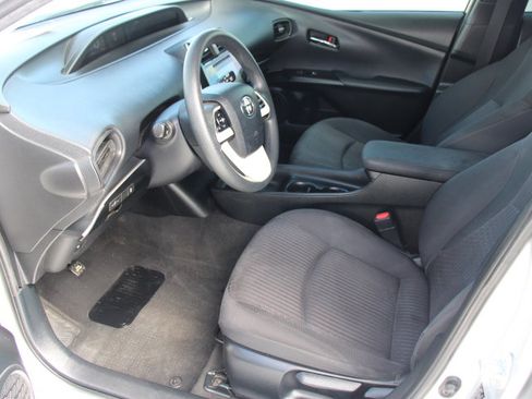 Used 2017 Toyota Prius Four FWD image 11