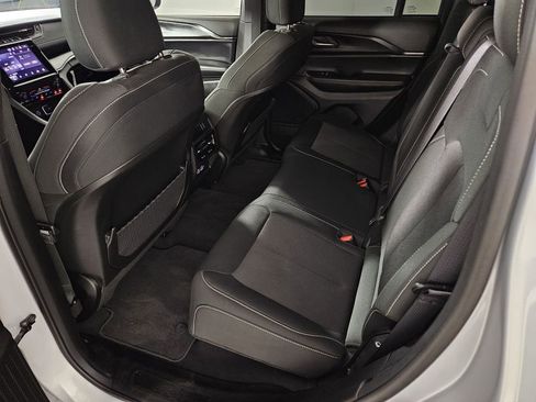 Used 2025 Jeep Grand Cherokee Laredo RWD image 27