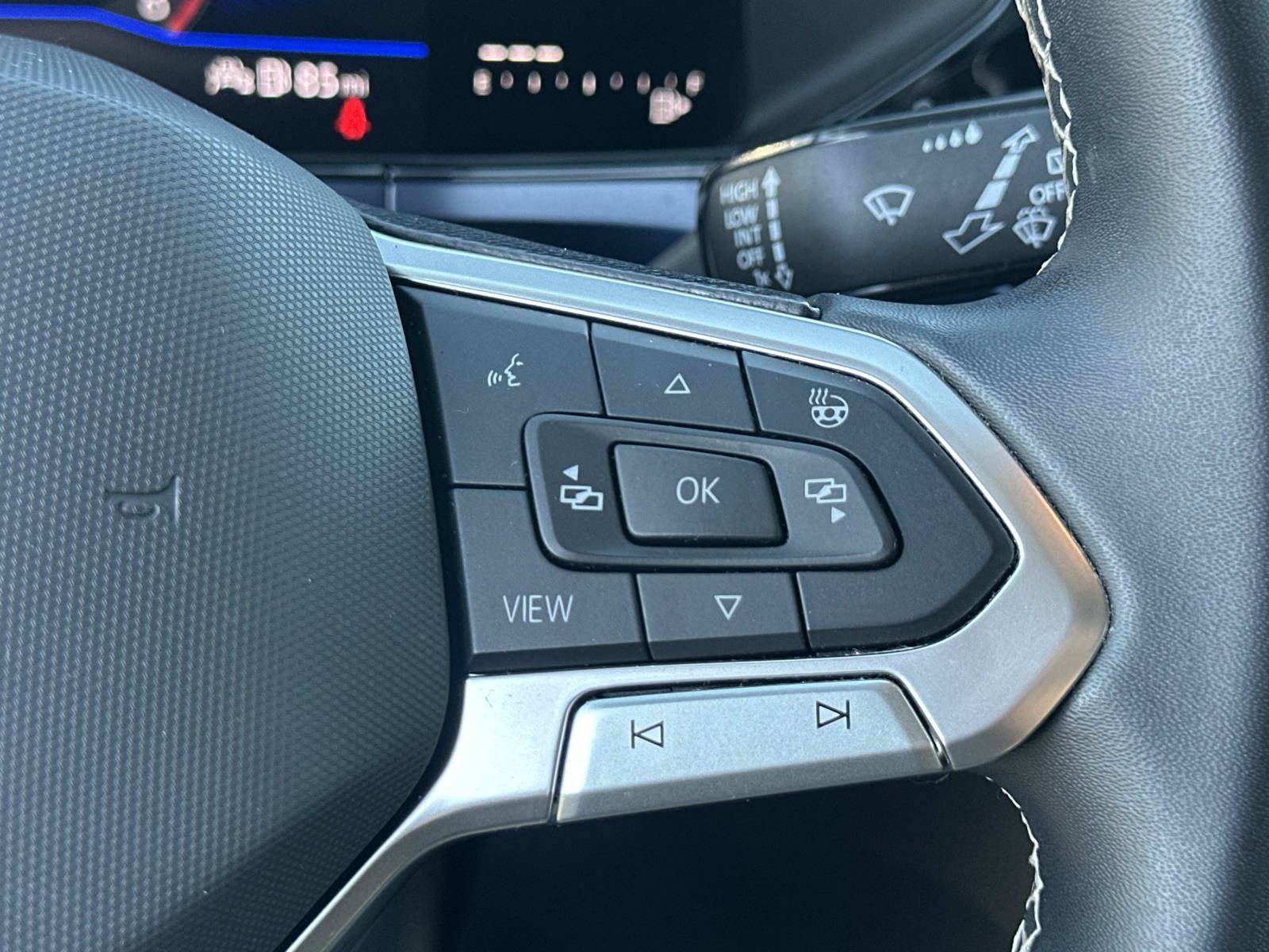 Certified 2023 Volkswagen Taos SE FWD image 11