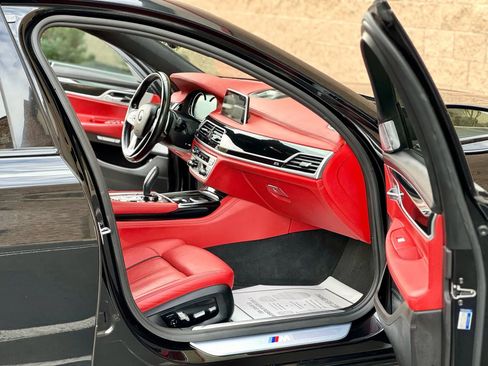 Used 2018 BMW 750i image 10