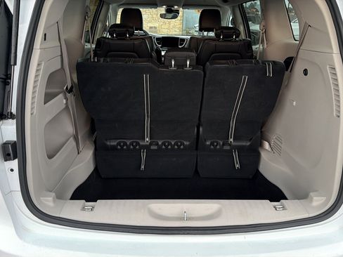 Used 2023 Chrysler Pacifica Touring-L FWD image 6