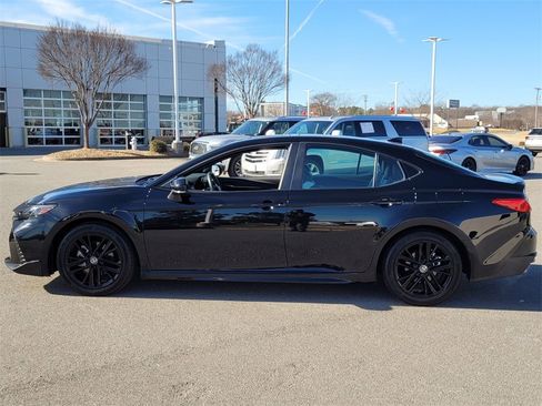 Used 2025 Toyota Camry SE image 4