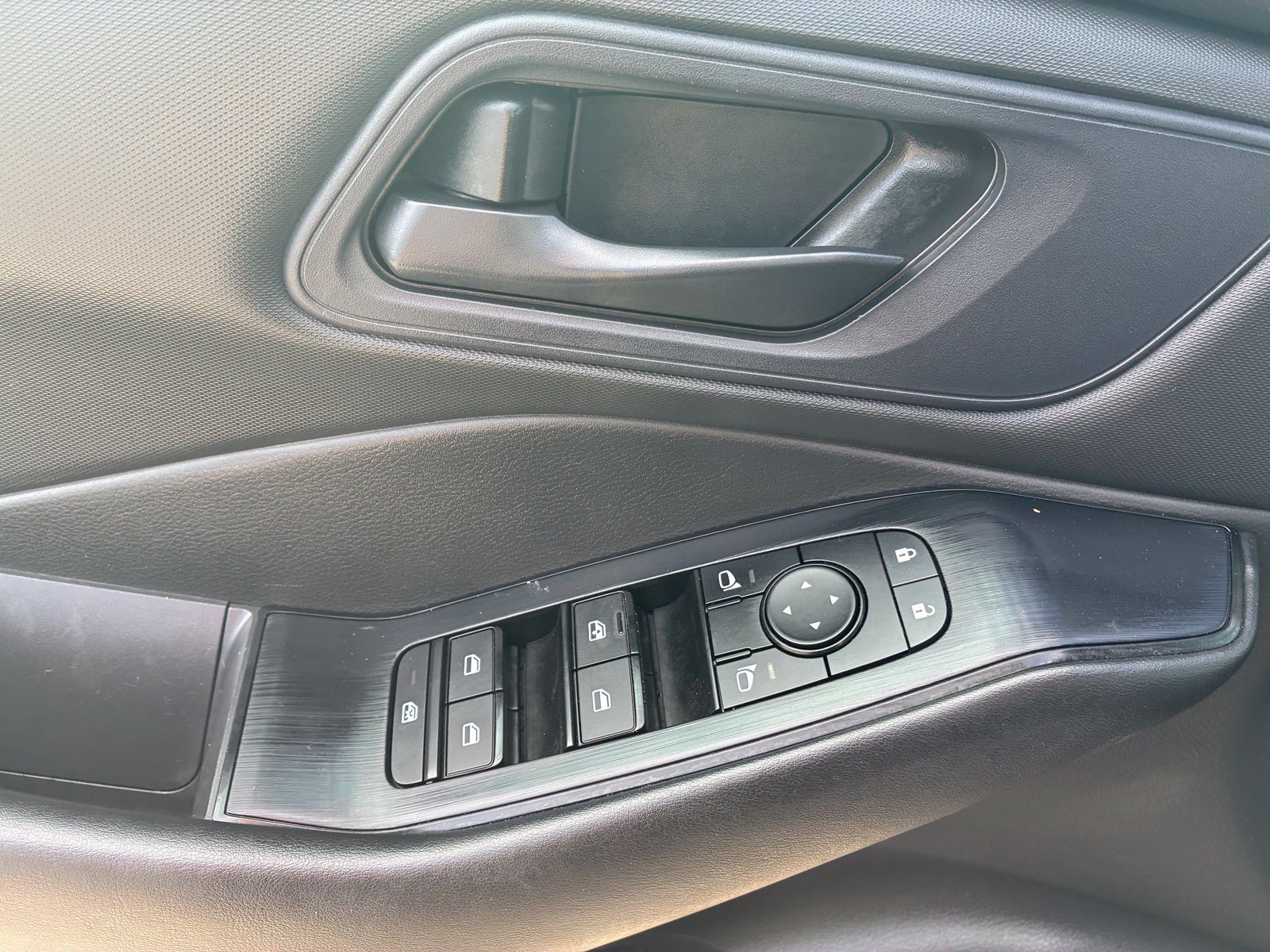 Used 2024 Nissan Rogue S AWD/4WD image 5