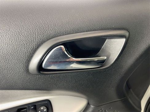 Used 2019 Dodge Journey SE image 11